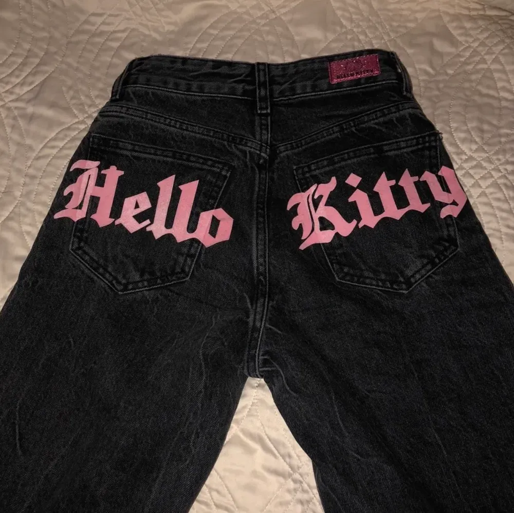 Hello Kitty jeans som är köpta på bershka( slutsålda på hemsidan) Använda ett fåtal gånger så skulle säga i topp skick! Säljer bara vid bra bud☺️. Jeans & Byxor.