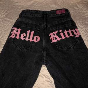 Hello Kitty jeans som är köpta på bershka( slutsålda på hemsidan) Använda ett fåtal gånger så skulle säga i topp skick! Säljer bara vid bra bud☺️