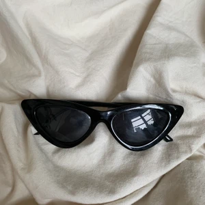 Solglasögon  - Säljer dessa solglasögonen! Köpta på humana för ca 1 år sedan🕶 skriv för fler bilder eller andra frågor🖤