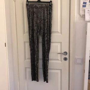 Lindex byxor i sammet Strolek L - Ett par mysiga mjukisbyxor från Lindex. Är i mycket god kvalitet och endast använda ett par fåtal gånger. Vid leverans står köparen för frakten 