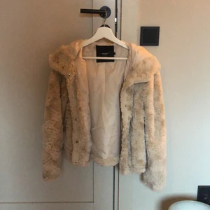 Pälsjacka - Fin pälsjacka som hängt i garderoben i några år. Kommer inte till användning och har knappt använts heller.