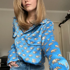 Blå skjorta  - Fin skjorta från zara, använd 2 gånger och säljer för den inte kommer till använding