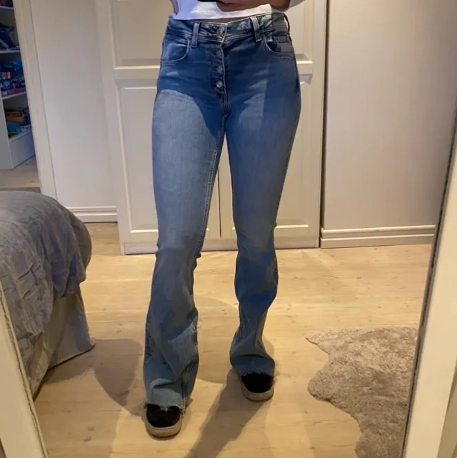 Ljusblåa jeans från Zara i storlek 36.. Jeans & Byxor.