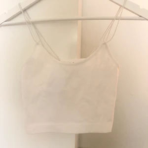 Vit croptop - Ribbad vit croptop🤍  köpt på BikBok, nypris:149kr använd 2ggr. Storlek S/M men passar även en XS.