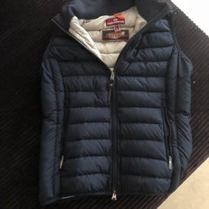 Parajumpers väst  - Nästintill oanvänd svart väst från Parajumpers. Då den varit för stor har västen endast använts en handfull gånger. Storlek Large men passar också Medium. Står super light weight det vill säga superlätt vikt. Diskuterbar pris