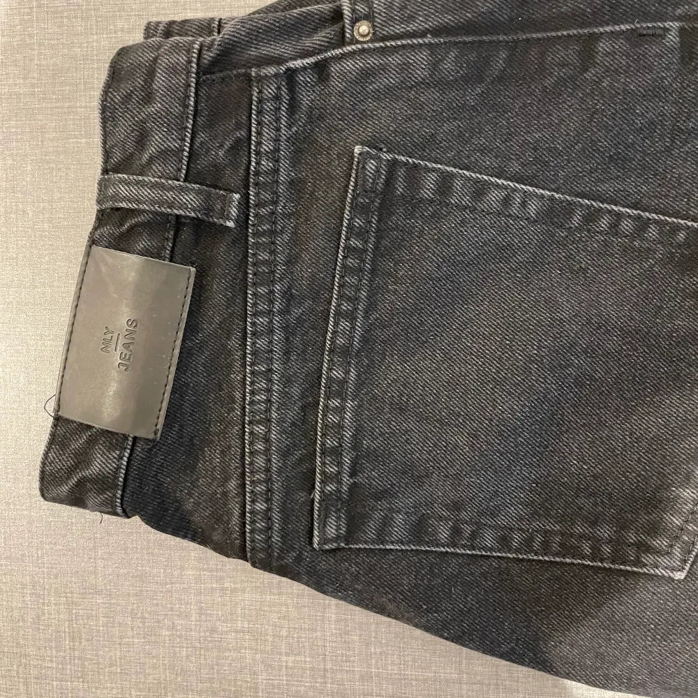 Säljer mina långa Nelly jeans för att jag har 2 par, köpte dem för 599kr 🤎 . Jeans & Byxor.