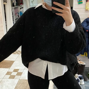 glittrig svart stickad 🖤 - Jättefin svart stickad tröja i ett glittrigt garn. Den är sparsamt använd och så mysig 🖤 det är en XL men den passar mig som är S perfekt oversized 🖤🥺