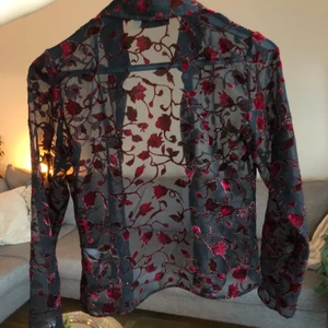 Blus - Snygg transparang blus 