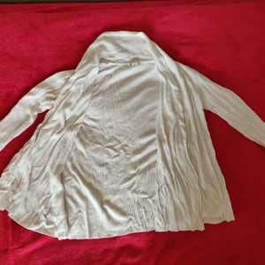 Cubus stickad kofta, str S - Skön, löst sittande kofta som går över höfterna. Nyskick, knappt använd! Säljs billigt pga flytt och noll tolerans för kapitalism