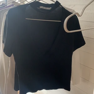 V-ringad  - Säljer denna snygga tröja för den är lite för v-ringad för mig. Den är i jätte bra skick. Kom privat för mer bilder🌸frakt ingår inte 