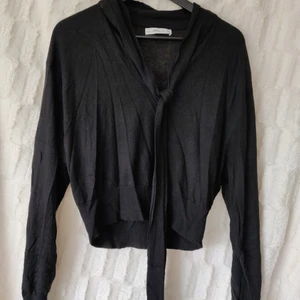 Stickad tröja från Zara, str S - Helt oanvänd, i nyskick! Väldigt lös och sval, perfekt för härliga sommarkvällar. Säljs billigt pga flytt och noll tolerans för kapitalism