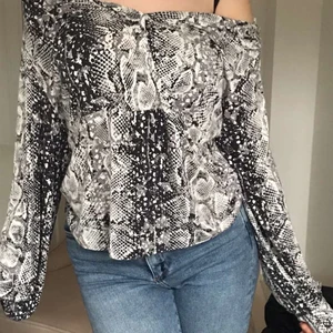 orm mönster  - en grå mönster tröja 