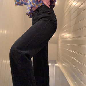 Jeans  - Svarta jeans från &otherstories, helt raka och på mig slutar dem lite över vristen. Jag är 1.70 ungefär. Såå fina och sköna💕