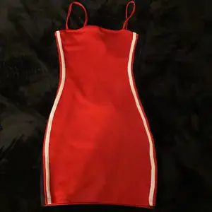 Röd klänning från HM använd 1 till 2 gånger