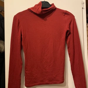 Polotröja - Helt ny polotröja från Gina tricot. Säljs pga ingen använd. Strl xs passar s med .  Rödbrun 