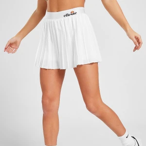 Ellesse tenniskjol - Intressekoll på denna supersnygga tenniskjol, ser precis likadan ut som nikekjolen fast bara ett annat märke. Aldrig använd med lappar kvar. Säljer då den inte passade mig och vill inte betala ca 200kr för retur. Köpt på JD sports för ca 500kr. Buda gärna i kommentarsfältet eller privat om ni är intresserade. Vid frågor eller om ni vill ha fler bilder tveka inte på att skriva till mig:)💗