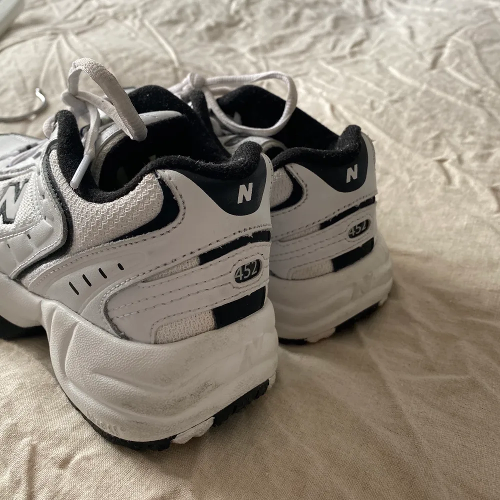 Vita och svarta new balance sneakers i storlek 37. Använda ca 5 gånger. Frakt tillkommer🥰. Skor.