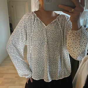 Prickig blus - Ballongärmar, strl XS-M