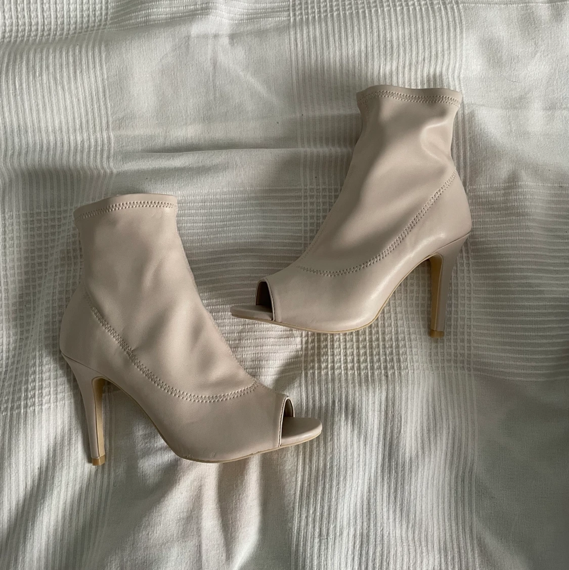 Beiga klackskor från Nelly