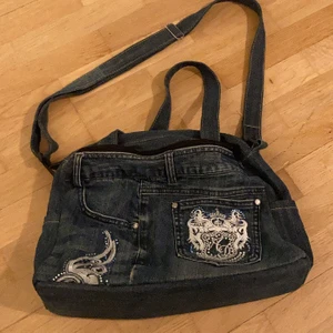 Jeans väska - Skitsnygg jeansväska med snygga tryck på! Den är mycket rymlig så man får plats med massa grejer. Kan mötas upp i Stockholm eller frakta!