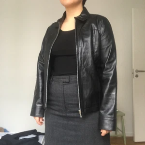 Svart skinnjacka Polarn & Pyret strl XS/S - En jättefin svart skinnjacka (äkta) från Polarn & Pyret i strl S. Tycker dock att den är liten i storleken, vilket även är anledningen till att den säljs. Inköpt second hand. Slutar nedanför höfterna och den är 95 cm i omkrets runt höfterna : ) Köparen står för eventuell fraktkostnad. Betalning sker helst via swish.