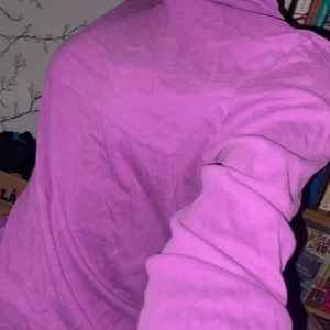 Mysig lila polotröja - Jättemysig lila polotröja som jag tyvärr inte använder så mycket längre. Avslappnad passform och härlig unik färg.