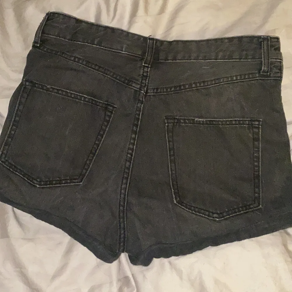 Säljer dessa jeans-shorts ifrån H&M men högmidja och coola nitar framtill. De är i en grå washed färg. Säljer dom för 50kr och köparen står för frakten! Strl 36, använda ett par gånger men endast legat i en låda på senare tid.🌸. Shorts.