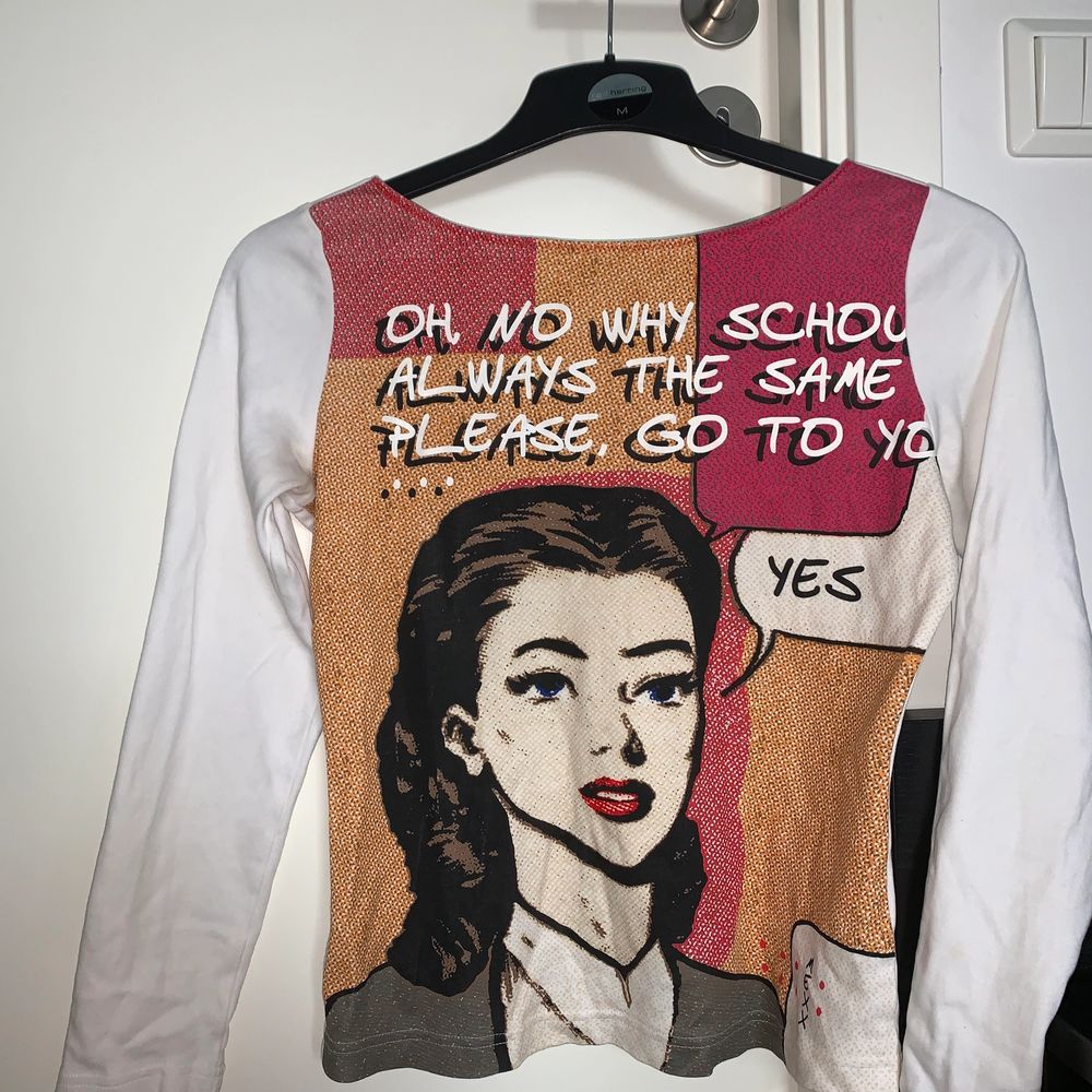 Helt oanvänd tröja med pop art tryck, köpt secondhand🥺😍🥰köparen står för 60kr frakt💗. Skjortor.
