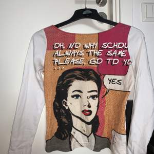 Helt oanvänd tröja med pop art tryck, köpt secondhand🥺😍🥰köparen står för 60kr frakt💗