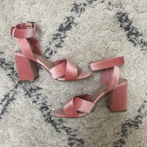 Klackskor  - Superfina klackskor i sammet. Bara använda ca 2 ggr. Kommentera för frågor och skriv för fler bilder💕 Pris går alltid att diskutera men frakten ingår ej!🦋