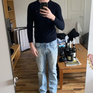 Morris tröja  - Tröjan är i storlek L men är tvättad i för varmt och sitter nu som en tajt S eller en rymlig XS. Jag på bilden är 190 och den är kort i armarna och över magen. 100% merino ylle ny pris ca 1300kr. Den är aldrig använd då det första som hände med den var att den krympte. Färgen är mörkblå.