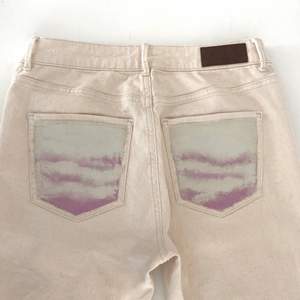 Jeans med egengjort tryck i bra skick, inga tecken på användning. Skriv vid intresse och betalning sker via Swish! 💜 Kolla gärna in vår profil, vi säljer ut kläder billigt inför avveckling!