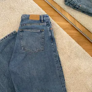 Supersnygga och trendiga jeans från Monki i färgen mod blue, väldigt snygg passform och bra längd (är 171 och jeansen slutar nedanför anklarna) endast använda två gånger💙🦋 150 kr vid snabb affär!! (Köparen står för frakten) 
