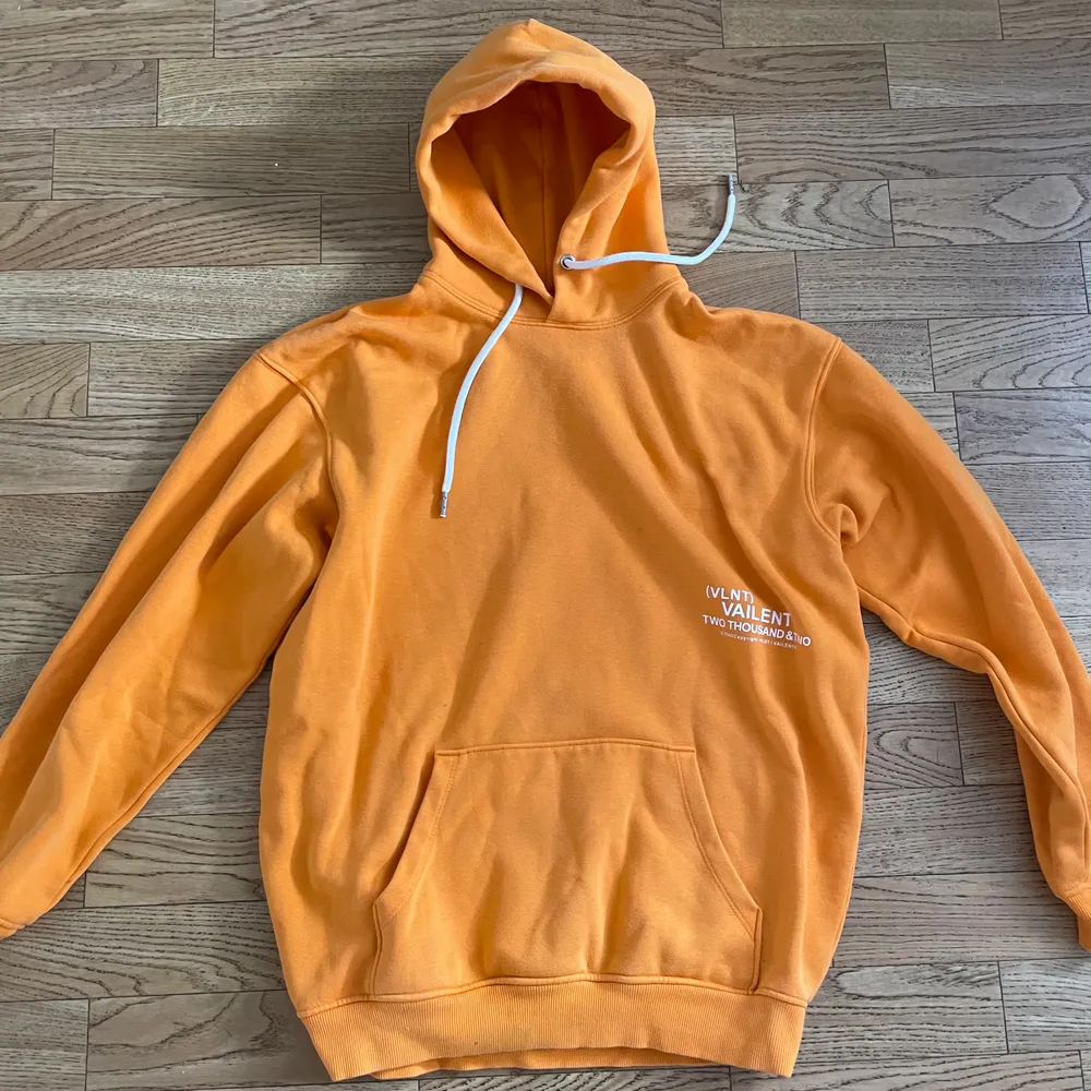 Orange hoodie från Carlings, säljes för att den är för liten och aldrig används. Superfint skick🤍. Hoodies.
