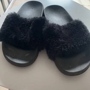 Tofflor - Fluffiga tofflor, använda men i fint skick! Storlek 38.  Kan skickas, köpare står då för frakten! ✨