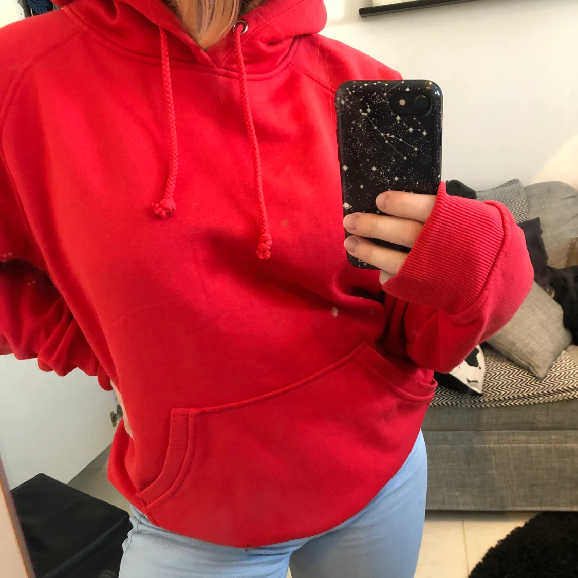 Röd hoddie från Bik Bok i i storlek M