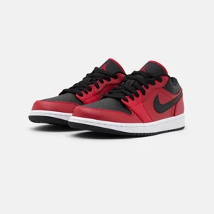Jordans Low Rouge/Noir - Helt nya Jordans, finns i storlek 42 och 43