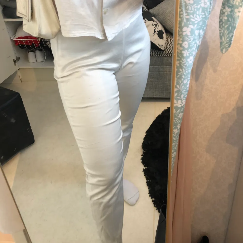 Jättefina vita kostymbyxor från H&M i storlek 42 🤍 säljer för 35kr + eventuell frakt . Kostymer.