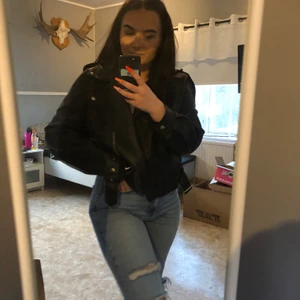 Super fina jacka - Superfin fake läderjacka i ny skick säljes då det inte är min stil så kommer ej till användning. Strl 40 men jag som är en S/M kan ha den också