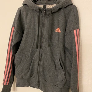 Adidas hoodie  - Grå adidas hoodie i storlek S! Ganska bra skick! 