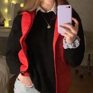 Snygg väst! - Säljer en snygg röd väst som är perfekt nu när det blir varmare! Använd endast ett fåtal gånger.  Köparen står för frakten