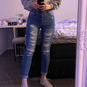 Slitna jeans - Jeans från H&M som knappt är använda! Storlek 38 (M) men känns mer som en storlek 36 (S). Priset kan diskuteras och köparen står för frakten:)