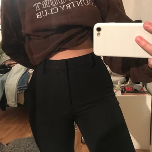 bikbok kostymbyxor - jättesnygga kostymbyxor från bikbok i nyskick!! strlk 38. säljer pga kommer ej till användning. passar 34-38 beroende på hur man vill att dom ska sitta!