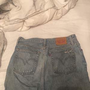Säljer denna jeans kjol ifrån Levis i storlek 24, använd fåtall gånger och tyvärr måste sälja för den är för liten