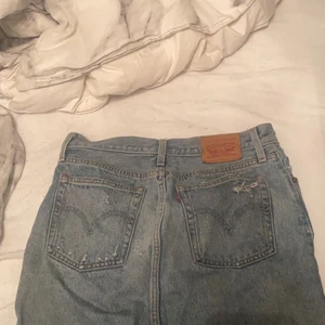 Levis - Säljer denna jeans kjol ifrån Levis i storlek 24, använd fåtall gånger och tyvärr måste sälja för den är för liten