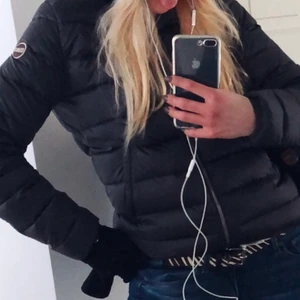 Brun colmar - Brun colmar jacka i dam! Som ny, använd fåtal gånger. Säljer pga inte kommit till användning på ett år. Italiensk storlekar men är som en S-M