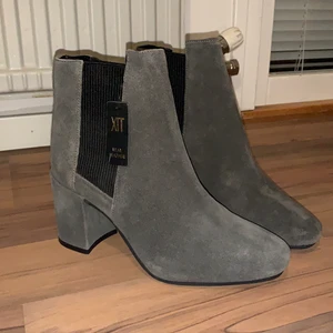 Läder heel-boots, strlk 36 - Super fina helt oanvända läder boots från XIT (ettiketen fortfarande kvar) storlek 36 men passar även mig perfekt som har storlek 38. Säljs då jag ej använder sånna här skor och fick dem i present, köpare står för frakt.