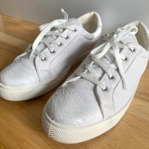 Vita/ljusgrå sneakers/ nyskick/ storlek 40 - Vita/ ljusgrå sneakers från Dinsko i mönster säljes i toppskick. Använda två gånger. Storlek 41, men är som 40, dvs små i storleken. Skriv för fler bilder. Nypris 600 kr. Kan postas över hela Sverige! 😊 