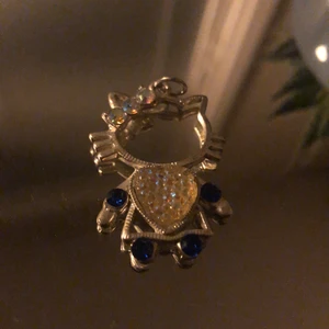 Berlock hello Kitty  - Berlock/hänge💓 Jättefin hello Kitty berlock/hänge väll bevarad, ingen rost eller smuts!