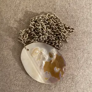 Såå snyggt halsband av äkta pärlemor i nyskick, direkt från Desert Design och helt oanvänd! Har en massa annonser där jag säljer ungefär samma sort av halsband så om ni är intresserade kan ni gärna gå in och kolla! Köparen står för frakt 